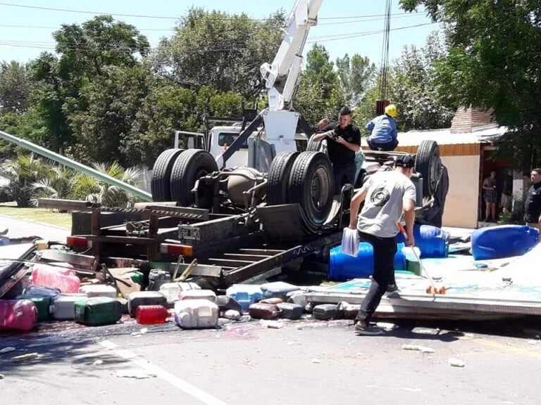 En el ingreso a Mina Clavero, volcó un camión y aplasto a sus dos tripulantes, uno de ellos murió.