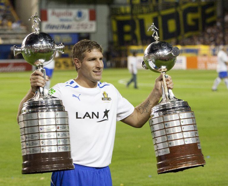 Martín Palermo en 2012 posando con dos Copas Libertadores obtenidas con Boca Juniors (Foto: Leo La Valle/Archivo EFE)