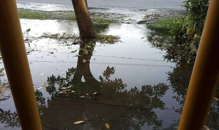 Reventó un caño de agua, se inundó una cuadra y el agua entró en tres casas en San Carlos