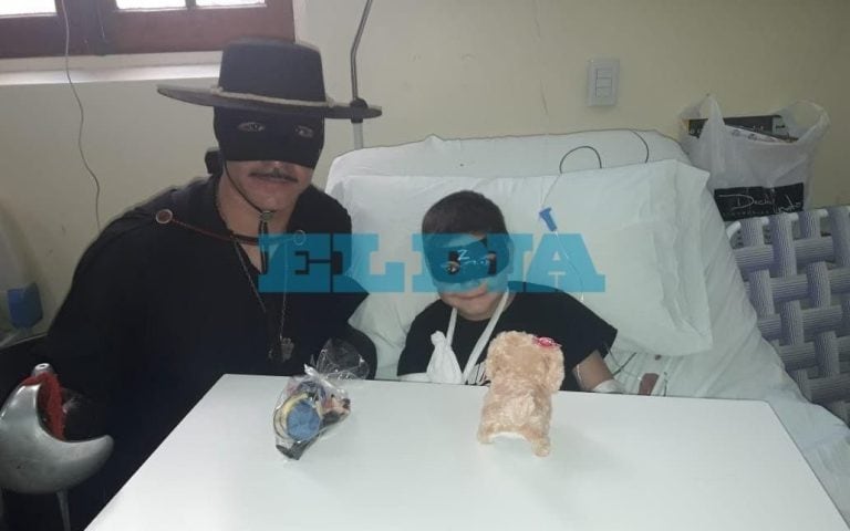 Los Reyes Magos visitaron el Hospital de Niños junto al Zorro y el Sargento García (Foto: Diario El Día)