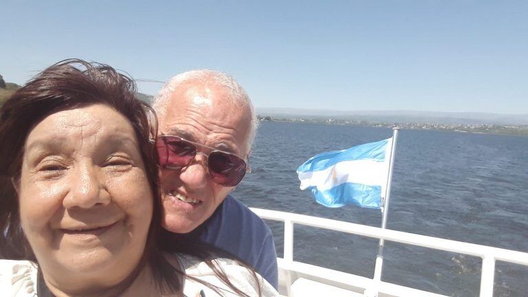 Mirta y Ricardo a bordo del catamarán celebrando sus 49 años de casados.