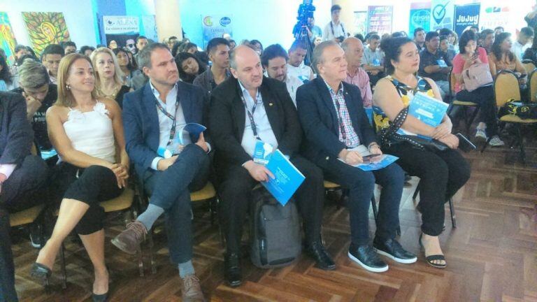 El secretario de Turismo de la Provincia, Diego Valdecantos (2° izq.) y el secretario general de CAME, José Bereciartúa (2° der.), entre los asistentes. Posteriormente ambos serían panelistas en la jornada.