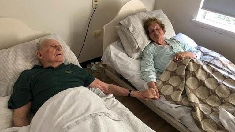 Abuelitos fallecieron tomados de la mano después de 70 años de casados (Daily Mail).