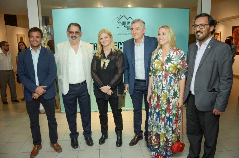 El gobernador Morales junto a la señora Tulia Snopek y la directora del Festival Internacional Sustentable “Jujuy Corazón Andino”, Andrea Merenzon. acompañados por el ministro Posadas, el intendente Jorge y el secretario provincial de Cultura, Luis Medina Zar.