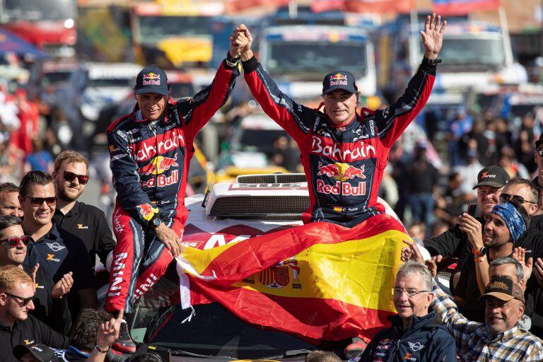 Carlos Sainz, a la derecha, y su navegante Lucas Cruz, celebran el triunfo con el equipo X-Raid en Arabia Saudita.