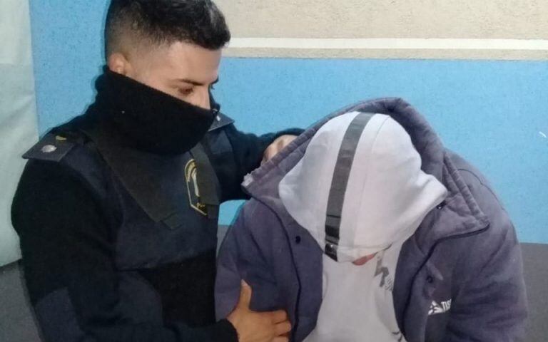 Un acosador se masturbó delante de una adolescente en La Plata y fue escrachado por los pasajeros del colectivo en el que viajaba.