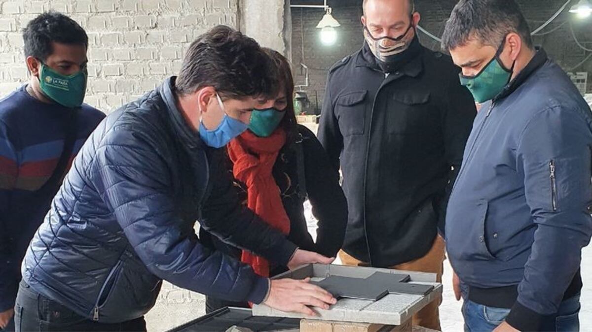 La Para: fabrican pisos con 3.000 kilos de vidrio reciclado