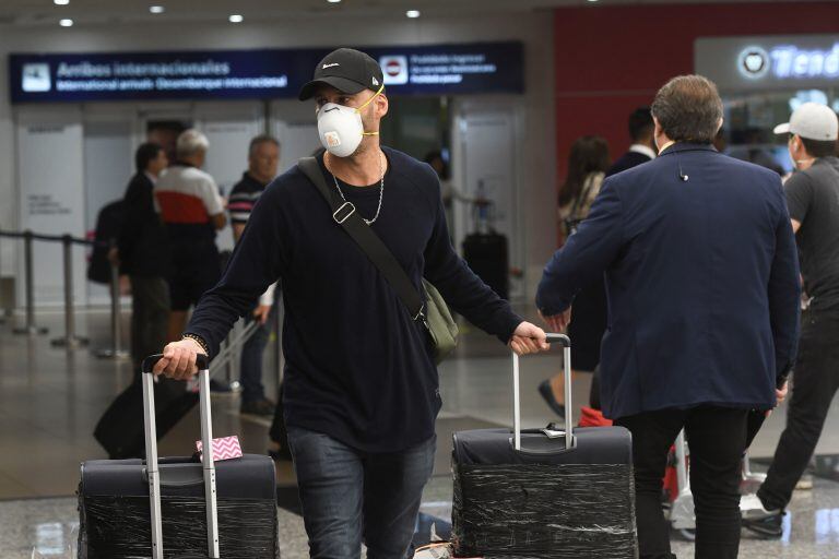 Un turista con mascarilla en un aeropuerto de Argentina por el coronavirus.Foto: Daniel Dabove/telam/dpa.