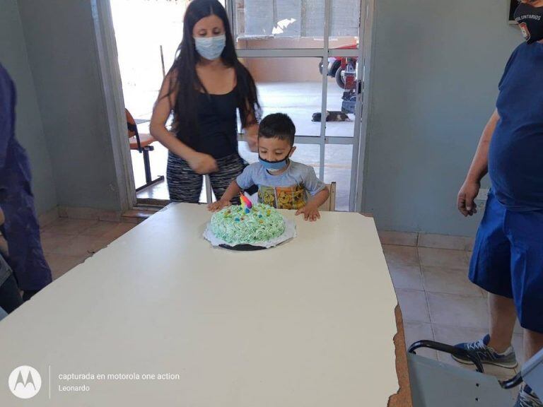 Un niño pidió festejar su cumpleaños en un cuartel de bomberos luego de que le salvaran la vida