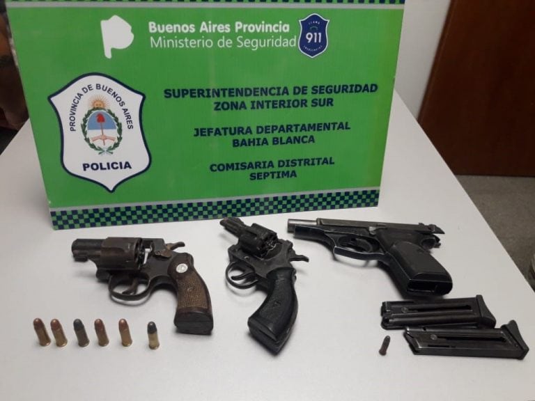 Armas y droga le secuestraron al detenerlo (Foto: policía)