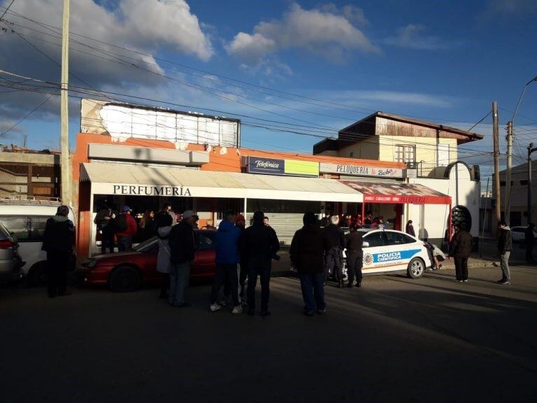 De inmediato mucha gente se acercó al lugar al conocer la noticia.