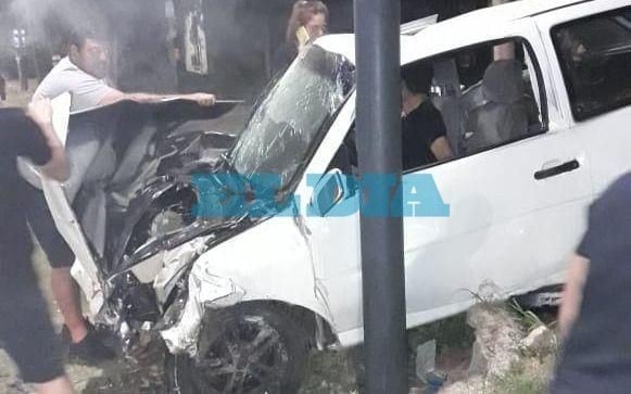 Un accidente de auto dejó a una víctima y cuatro heridos en La Plata. Fotos: El Día