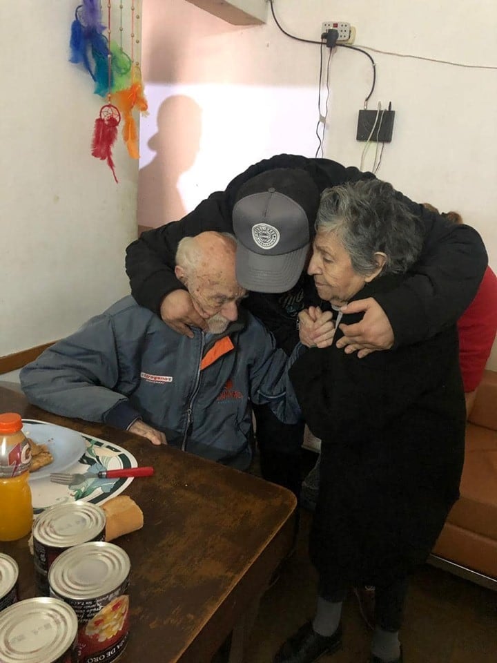 Juan Pablo Rodríguez, de la Fundación Un Tatuaje por una Sonrisa, visitó a los abuelos rosarinos que fueron abandonados.