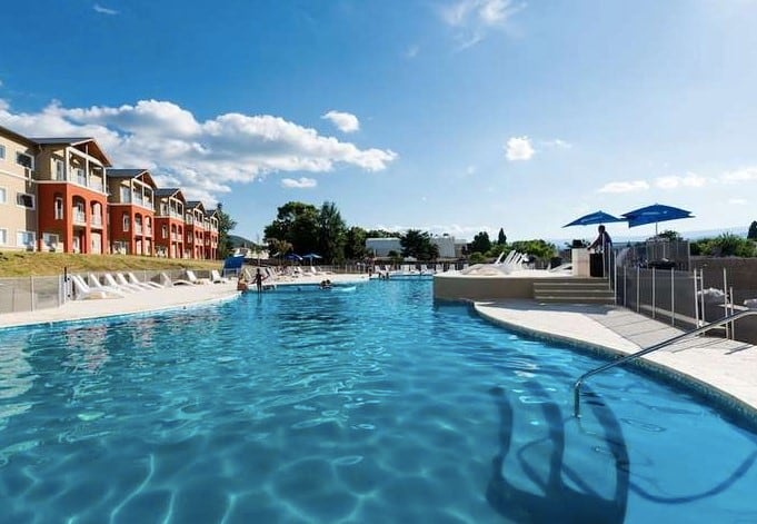 Cuatro piscinas descubiertas en el Howard Johnson de Carlos Paz