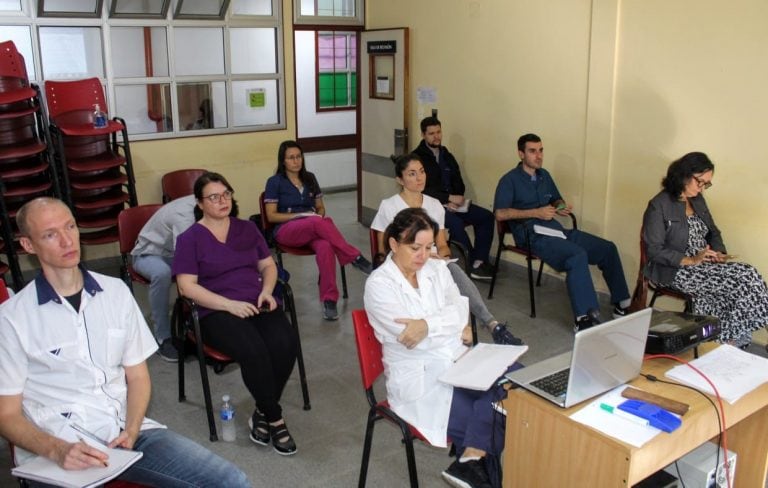 Con la llegada de los primeros 200 kits, comenzó la capacitación intensiva al personal que realizará los análisis para determinar en nuestra Provincia la presencia, o no, del Covid-19 en las muestras que remita el Ministerio de Salud Pública.