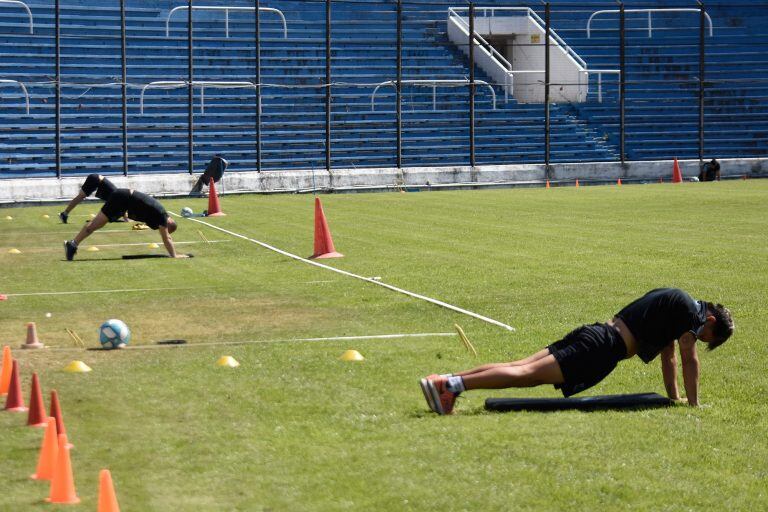 Los futbolistas de GyE habilitados para iniciar las prácticas trabajarán en dos grupos por separado.