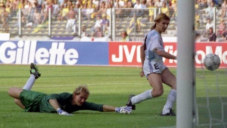 El Hijo del viento vence a Taffarel y decreta el gol para la única victoria argentina sobre Brasil en los Mundiales. Claudio Paul Caniggia, el mismo a quien su esposa Mariana Nannis visitaba en la concentración para "visitas higiénicas dentro del auto, autor de unos de los goles más festejados de la Selección argentina.