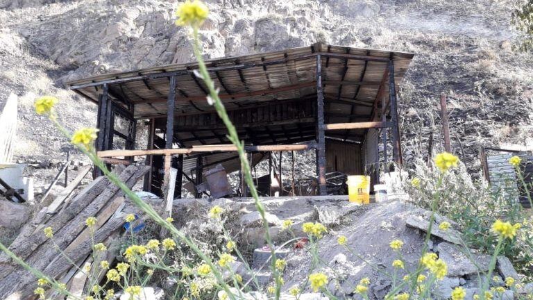 El fuego siguió por la ladera del cerro La Cruz luego de arrasar con la vivienda.