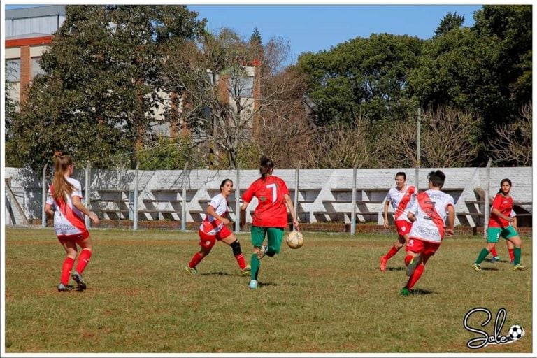 Antonela Cancelarich la delantera en plena en plena maniobra de ataque en el partido del domingo anterior en Oberá. (Gentileza Liga Posadeña)