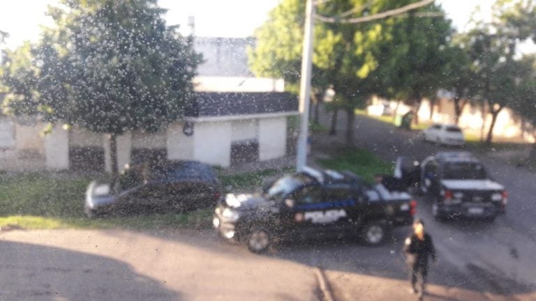 El auto cayó en la zanja en Viamonte y Matienzo.