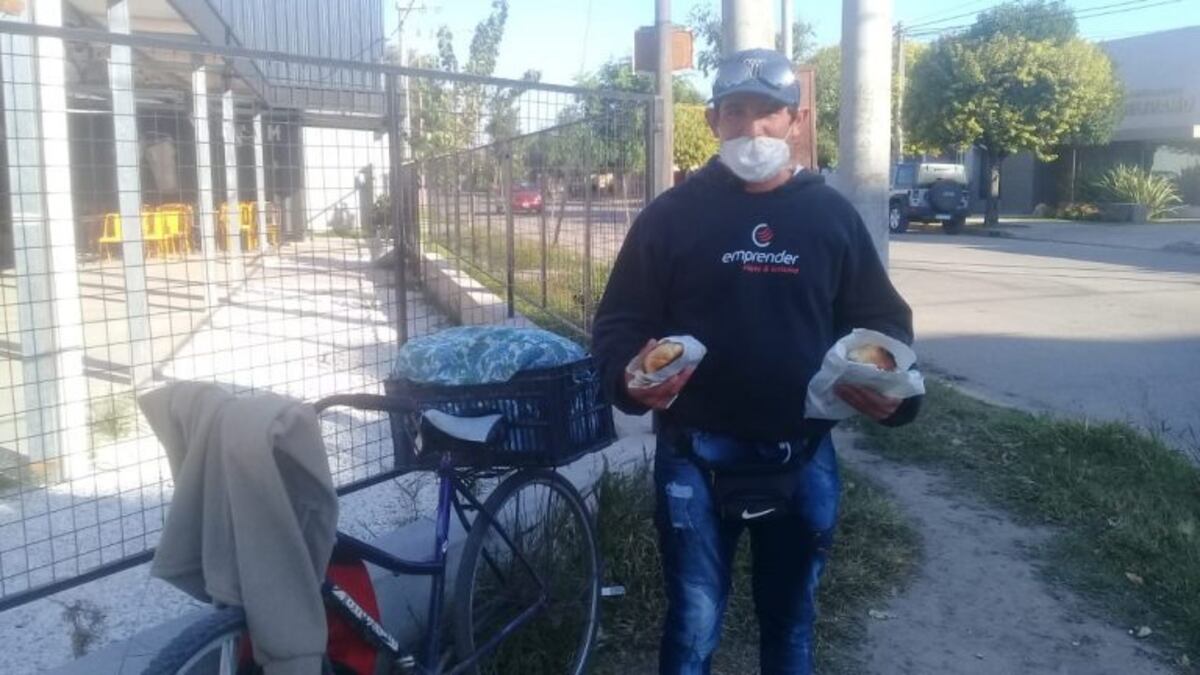 Para salir adelante amasa el pan casero en la madrugada y luego lo vende en una esquina de Arroyito