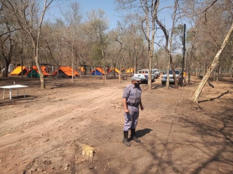 98 aborígenes que regresaron de la cosecha en Salta fueron hacinados en carpas para realizar la cuarentena en el monte