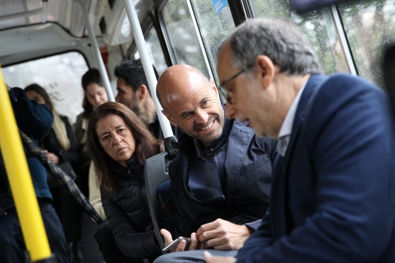 El ministro de Transporte, Guillermo Dietrich, conversa con funcionarios y ciudadanos antes de la presentación de la primera línea de asistencia a las mujeres víctimas de acoso en el transporte público en octubre de 2018. Crédito: EFE/María Paulina.