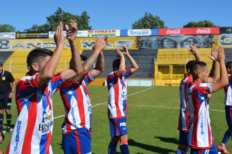 Los jugadores aplauden  a su público antes del partido