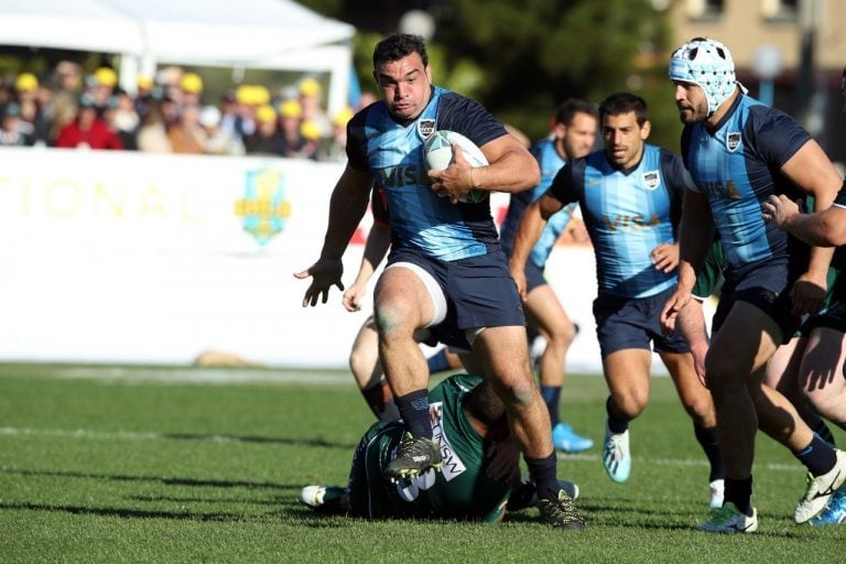 El hooker Agustin Creevy lleva la ovalada en Los Pumas, durante la goleada contra Randwick de Australia.