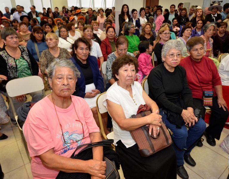 Integrantes de entidades de la tercera edad colmaron el salón del nuevo Centro Provincial del Adulto Mayor.