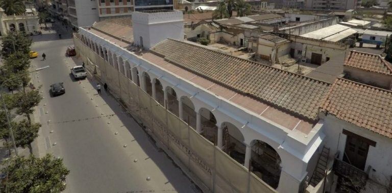 Vista aérea que permite vislumbrar lo imponente que se mostrará la fachada restaurada del cabildo.