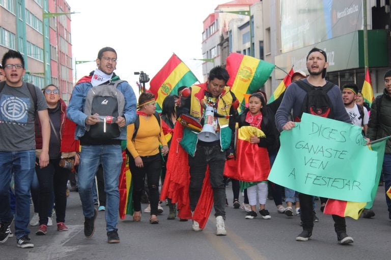 Manifestastes marchan este sábado en La Paz (Foto: EFE/ Luis Ángel Reglero)