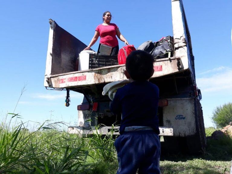 La orden estipulaba derrumbar los hogares de las familias. Por poco alcanzaron a sacar sus pertenencias de allí.