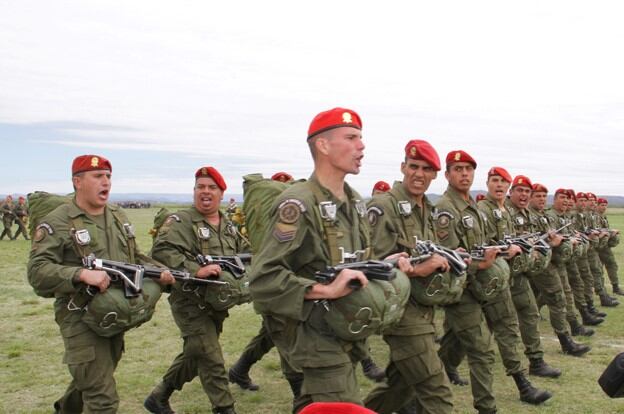 La tradicional boina roja, emblema de los paracaidistas.