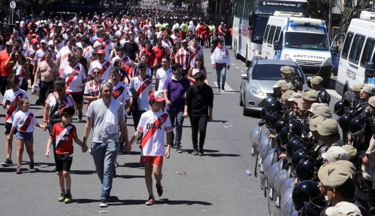 La gente de River se retira del estadio luego de un nuevo anuncio de postergación. (Foto: AP)