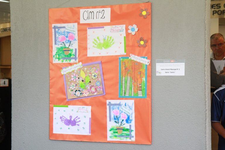 Muestra de arte de los niños en la Exposición Colectiva de Carlos Paz