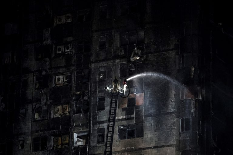 Bomberos trabajan en extinguir el fuego en la torre de Sharjah (EFE/EPA/MAHMOUD KHALED)