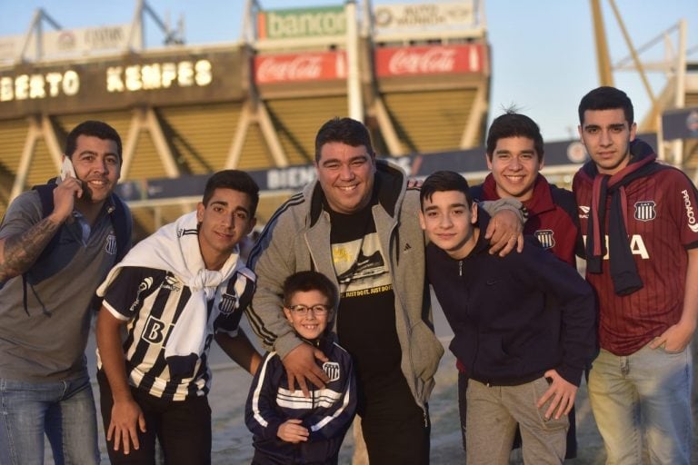 Los hinchas de Talleres se preparan para recibir a Diego Maradona.