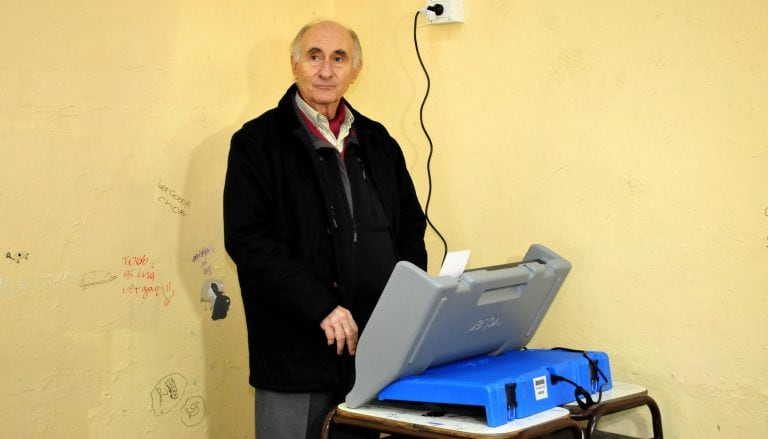 El ex presidente de la Nación, Fernando De la Rúa fue internado de urgencia este lunes tras sufrir "una descompensación cardiovascular". Su estado de salud es "muy grave" (Foto: DYN/ MARTIN HEER/STR)