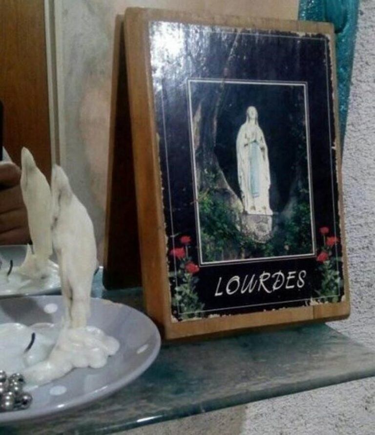 Una familia de barrio El Quebracho asegura que la cera de una vela formó la imagen de la Virgen de Lourdes. (El Doce TV)