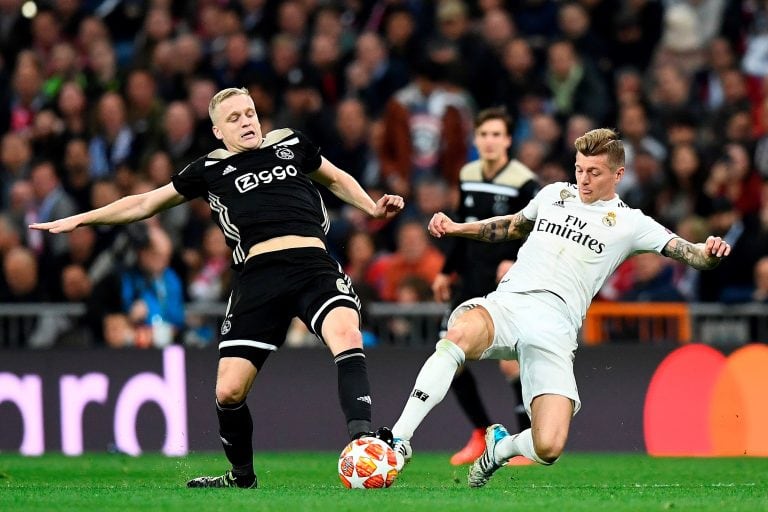 Toni Kroos yDonny van de Beek en el partido de los octavos de la UEFA Champions League (Foto: GABRIEL BOUYS / AFP)