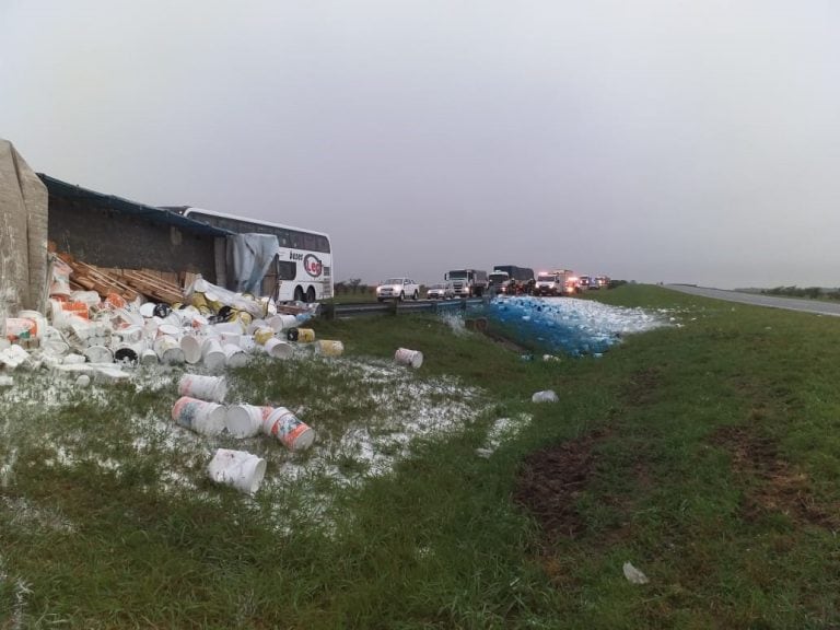 Choque autopista Córdoba Rosario - PH Bomberos Voluntarios Laguna Larga