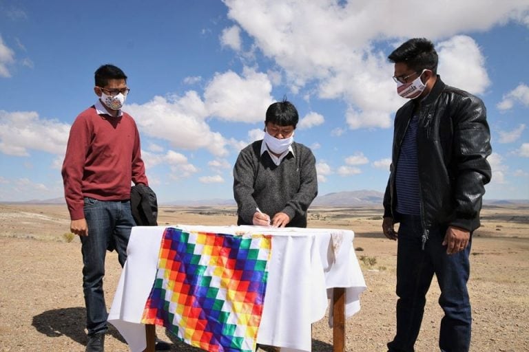 Momento en que se procedía a la firma del documento que será punto de partida para las gestiones para la constitución de un banco de desarrollo en la Quebrada y Puna de Jujuy.