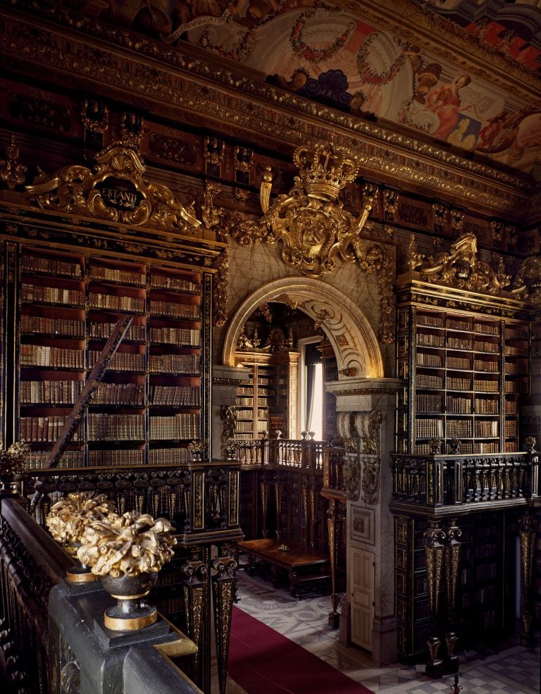 El refugio portugués. Todo en la Biblioteca Joanina está pensado para preservar libros: humedad justa, paredes de 2 metros de espesor y murciélagos que se comen a los insectos papirófagos.