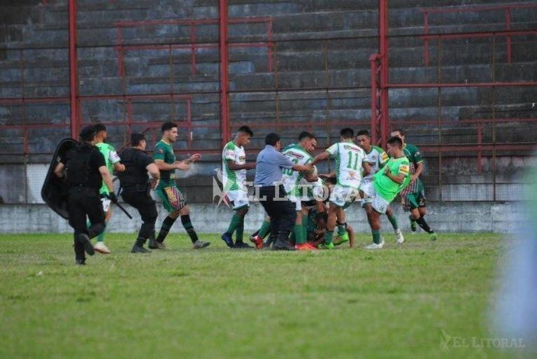 A las patadas fue el partido entre Ferroviario y Mandiyú