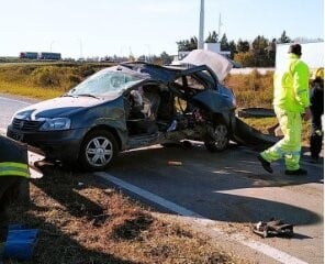 Renault Logan chocó contra el guardarrail en Autopista a Santa Fe (SL"$)