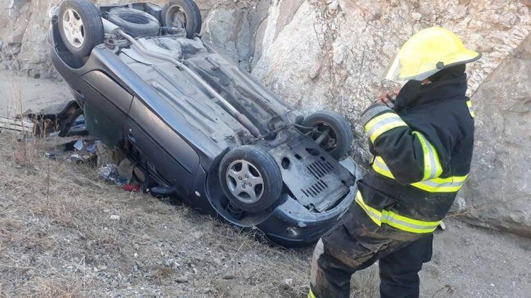 Una mujer volcó en su automóvil en el camino de las Altas Cumbres