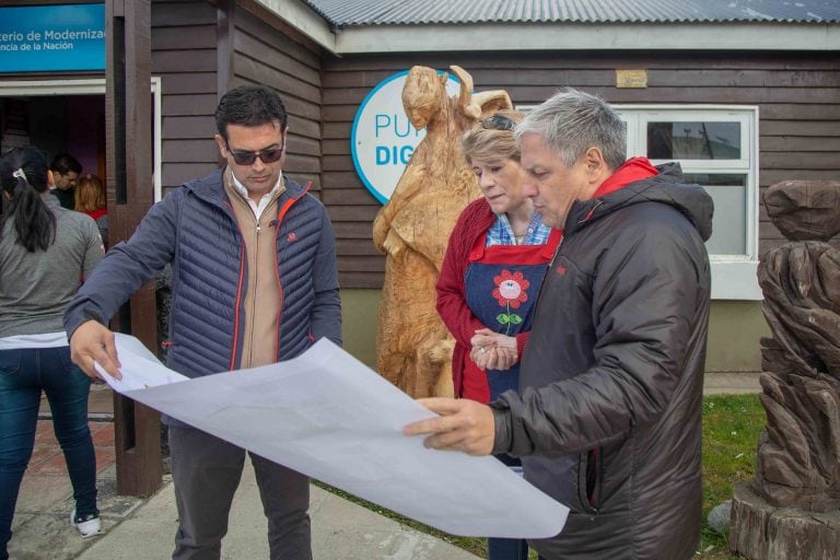 Firma del contrato de ampliación y refacción para la escuela especial Nro. 4.