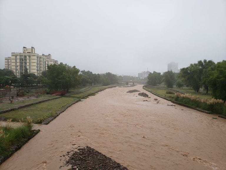 El potente torrente no superó el nivel de las terrazas diseñadas para proteger las instalaciones del Parque Lineal Xibi Xibi.