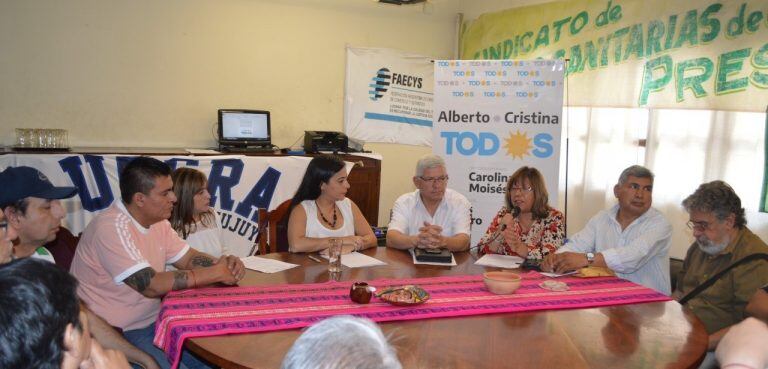 La reunión tuvo lugar en la sede del Centro de Empleados de Comercio, en la calle Lavalle al 300 de esta capital.